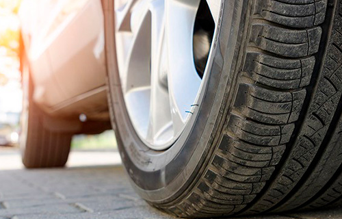 Uma imagem contendo ao ar livre, carro, lado, pretoDescrição gerada automaticamente